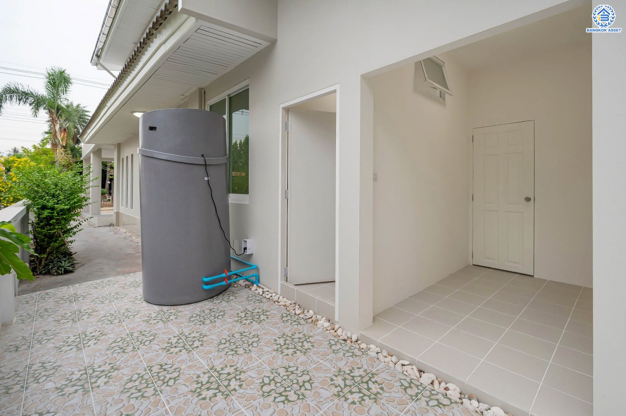 บ้านเดี่ยวมือสอง โครงการ เดอะวอเตอร์เฮ้าส์ กาญจนาฯ-บางบอน รองรับทุกความสุข เนื้อที่ 117.1 ตร.ว. ฟังก์ชัน 5 ห้องนอน 4 ห้องน้ำ 1 ห้องอเนกประสงค์ 1 ห้องแม่บ้าน จอดรถได้ 1 คัน บนทำเลใกล้รถไฟฟ้าสายสีน้ำเงิน "สถานีหลัก2" และจุดขึ้นทางด่วน "พระราม2" และ The Mall บางแค